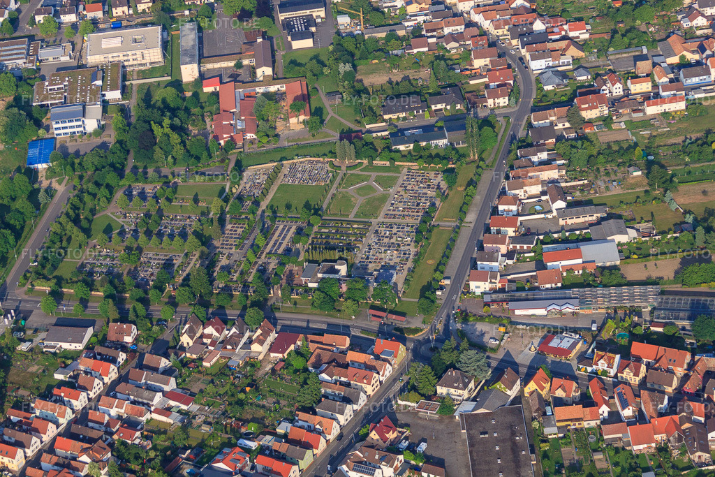Luftbild: Friedhof Rülzheim in Rülzheim im Bundesland Rheinland-Pfalz in Deutschland.Foto: IMG_64942.jpg vom 18.05.2014 durch Werner Riehm/FLY-FOTO.deAuflösung des Originals: 4752 x 3168 px