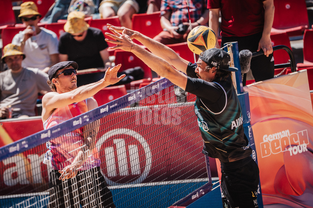Beachvolleyball | Männer | Allianz German Beach Tour 2025 | Tourstop Düsseldorf | 16.05.2025 | v.l. Simon Pfretzschner beim Angriff gegen Jannik Kühlborn