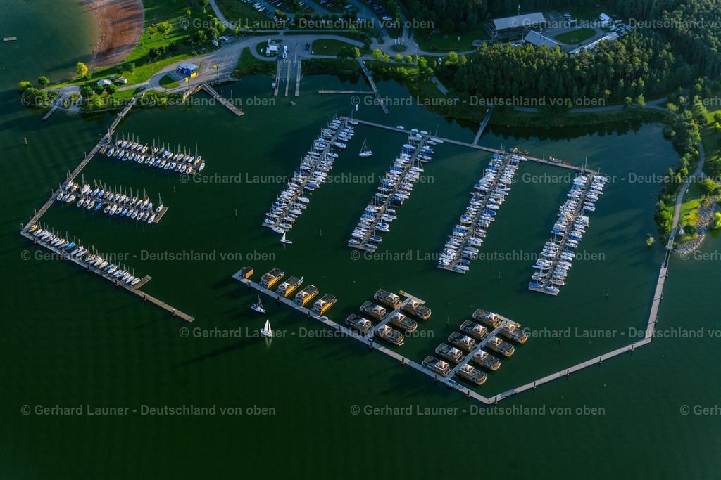 4051025 | PLEINFELD 03.09.2021 Yachthafen mit Sportboot- Anlegestellen und Bootsliegeplätzen am Uferbereich " Segelhafen Ramsberg " und den Floating Village auf dem " Großer Brombachsee "in Pleinfeld im Bundesland Bayern, Deutschland. Weiterführende Informationen bei: ELG Eco Lodges GmbH,  Wassersportgemeinschaft Altmühl-Brombachsee e.V.. // Pleasure boat marina with docks and moorings on the shore area " Segelhafen Ramsberg " and Floating Village on lake " Grosser Brombachsee " in Pleinfeld in the state Bavaria, Germany. Further information at: ELG Eco Lodges GmbH,  Wassersportgemeinschaft Altmuehl-Brombachsee e.V.. Foto: Gerhard Launer