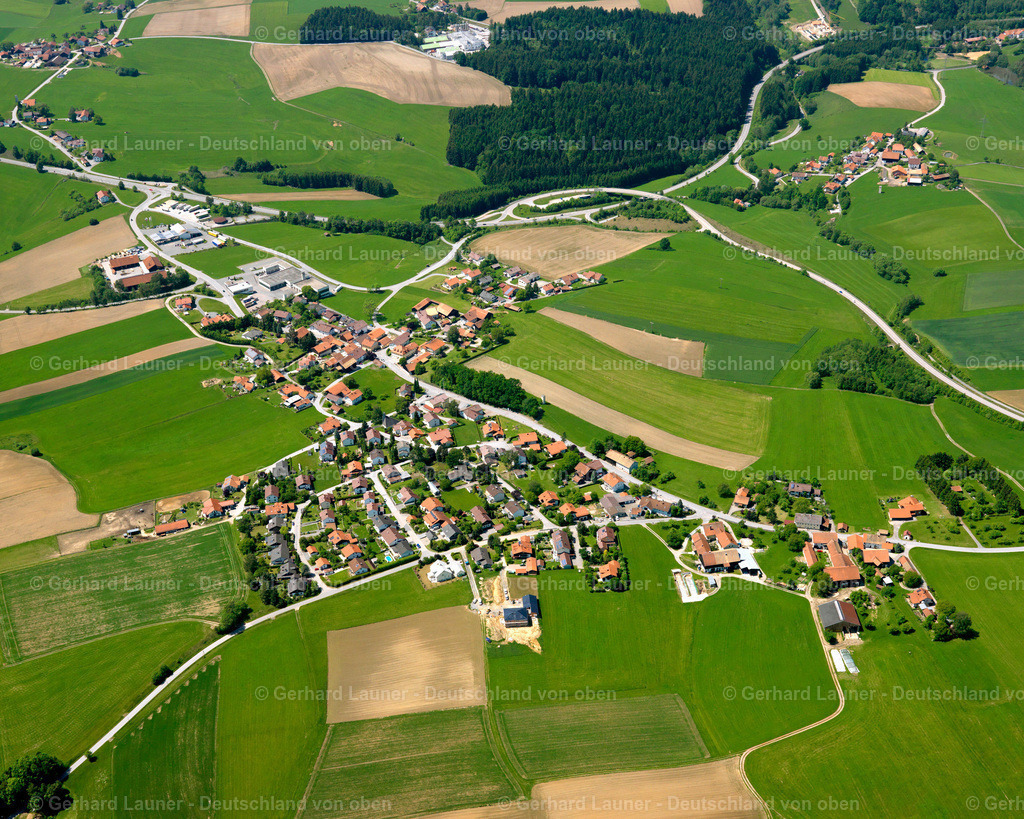 2724132 | AUßERNBRüNST 19.05.2007 Landwirtschaftliche Nutzflächen und Feldgrenzen  umsäumen das Siedlungsgebiet des Dorfes in Außernbrünst im Bundesland Bayern, Deutschland // Agricultural land and field boundaries surround the settlement area of the village  in Außernbrünst in the state Bavaria, Germany Foto: Gerhard Launer