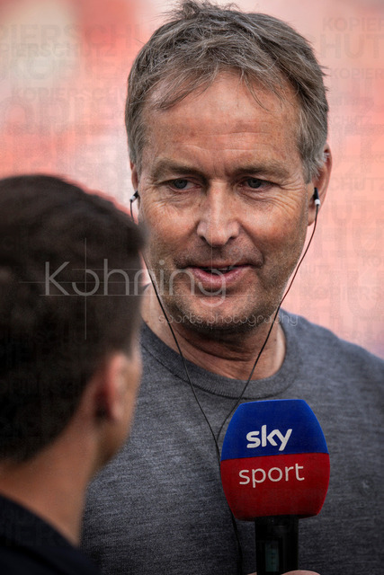 German Bundesliga, Bayer 04 Leverkusen vs. RB Leipzig, 02.05.2026 | LEVERKUSEN, GERMANY - MAY 2, 2026 :  Kasper Hjulmand (Head Coach Bayer 04 Leverkusen) before the German Bundesliga match on gameday 32 between Bayer 04 Leverkusen vs. RB Leipzig at BayArena on May 2, 2026 in Leverkusen, Germany. DFL REGULATIONS PROHIBIT ANY USE OF PHOTOGRAPHS AS IMAGE SEQUENCES AND/OR QUASI-VIDEO.