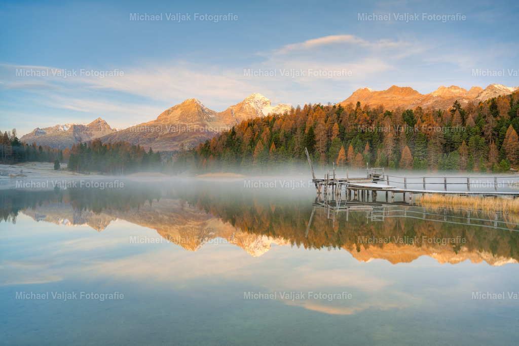 Stazersee im Engadin kurz vor Sonnenaufgang | Blick über den Stazersee bei St. Moritz im Oberengadin am Morgen. Leichte Nebelschwaden wabern über den See und das indirekte Sonnenlicht bringt die Berge bereits kurz vor Sonnenaufgang zum Leuchten.  - Realisiert mit Pictrs.com