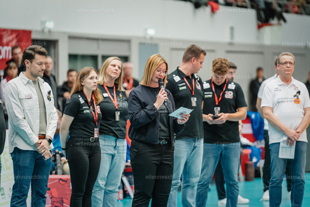 Dresdner SC - Binder Blaubären TSV Flacht, DEKRA 1. Bundesliga Frauen, Volleyball | Im Bild: Sandra Zimmermann dankt dem verstorbenen Wolfgang Söllner Dresdner SC24.10.2026, Dresdner SC -  Binder Blaubären TSV Flacht, DEKRA 1. Bundesliga Frauen, Volleyball, Deutschland, Dresden, Cyberport Arena