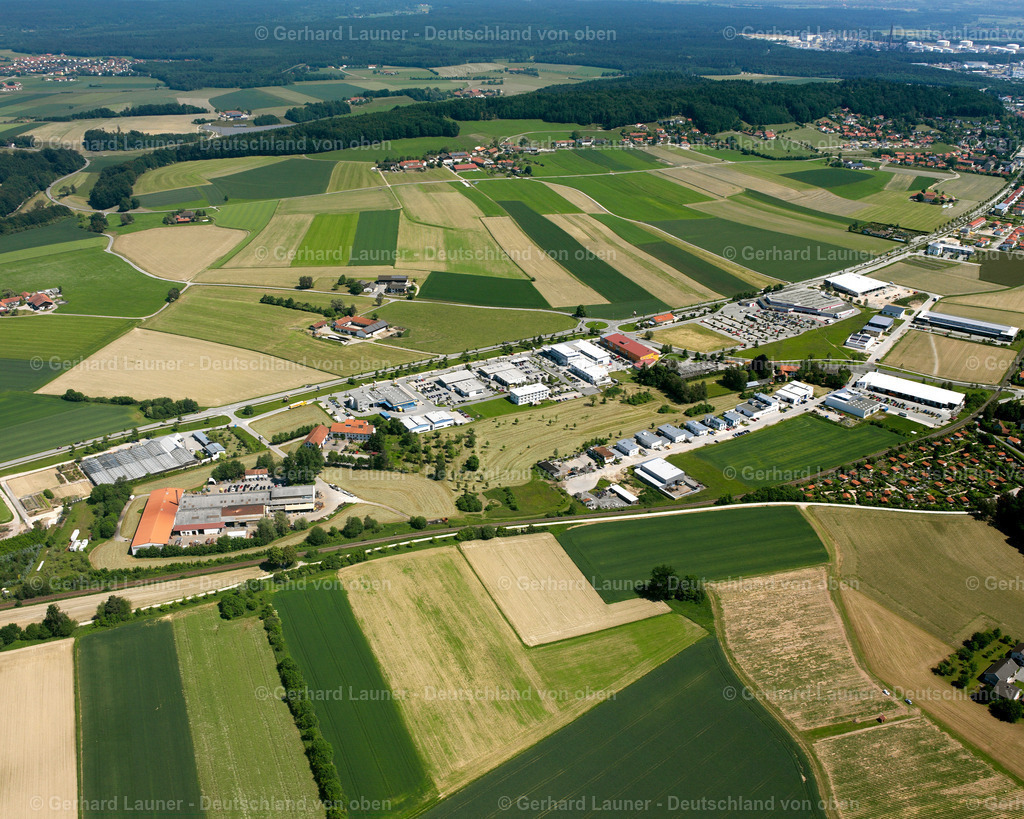 2600334 | LINDACH 09.06.2006 Landwirtschaftliche Nutzflächen und Feldgrenzen  umsäumen das Siedlungsgebiet des Dorfes in Lindach im Bundesland Bayern, Deutschland // Agricultural land and field boundaries surround the settlement area of the village  in Lindach in the state Bavaria, Germany Foto: Gerhard Launer