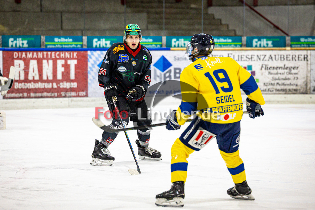 Peißenberg MINERS gegen EC Pfaffenhofen | Eishockey Bayernliga 2025/26 Vorrunde 25. Spieltag, Peißenberg MINERS gegen EC Pfaffenhofen, 20260109,Verteidiger in Aktion,2026-01-09 in Peißenberg (flatbuy Arena Peißenberg), Korbinian HOPPER (MINERS 94), Anton SEIDEL (EC Pfaffenhofen 19)Copyright: WolfgangxLindner www.foto-lindner.de