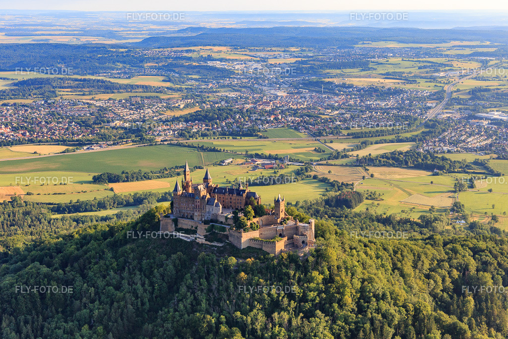 Burg Hohenzollern von Süden https://burg-hohenzollern.com/de/ | Luftbild: Burg Hohenzollern von Süden https://burg-hohenzollern.com/de/ im Ortsteil Zimmern in Bisingen im Bundesland Baden-Württemberg in Deutschland. Foto: IMG_148859.jpg vom 28.06.2025 durch Werner Riehm/FLY-FOTO.de - Realisiert mit Pictrs.com