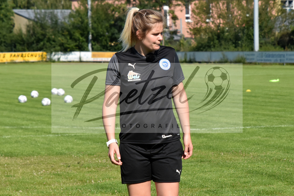 TRASFL20200715_0099 | Fussball, Herren: Trainerin Imke Wuebbenhorst (SF Lotte) schaut bei der Trainingseinheit von SF Lotte im Sportpark am Lotter Kreuz am 15.07.2020 in Lotte, Deutschland. - Realisiert mit Pictrs.com