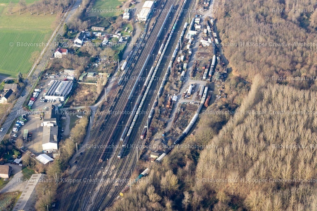 Luftbild Moers-8295 | Luftbildfotografie Schienen- und Gleisstrecken auf den Abstellgleisen und Rangierstrecken des Rangierbahnhofes und Güterbahnhof an der Straße Bundesbahnhof in Moers im Bundesland Nordrhein-Westfalen, Deutschland - Realisiert mit Pictrs.com