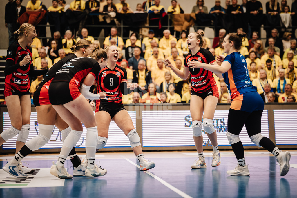 Volleyball | Frauen | Saison 2025/2026 | Volleyball Bundesliga | SSC Palmberg Schwerin vs. ETV Hamburger Volksbank Volleys | 18.10.2025 | Jubel beim ETV, mitte links Luise Klein (#9, ETV Hamburger Volksbank Volleys) mitte rechts Leonie Körtzinger (#7, ETV Hamburger Volksbank Volleys)