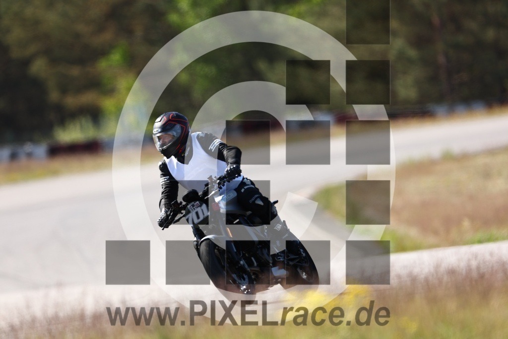 0701-20240509_00601 | Schöne Erinnerungen an spannende Momente - das festzuhalten ist unser Job. PIXELrace.de ist seit 2003 auf den Rennstrecken Europas unterwegs um die Action draußen beim Fahren und die wunderbare Stimmung imm Fahrerlager für euch einzufangen.