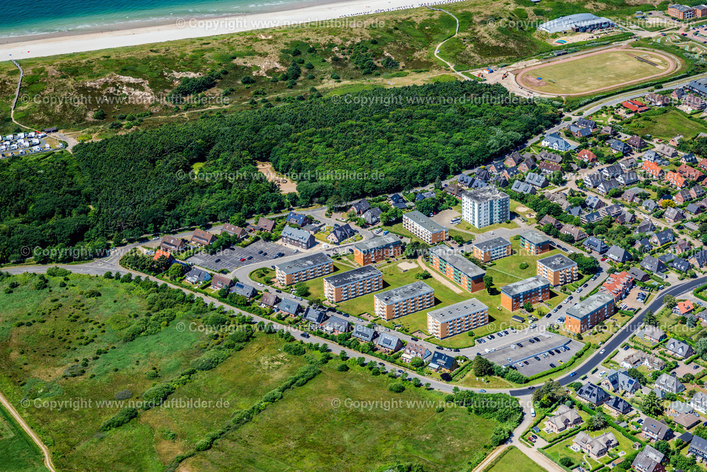 Sylt_Westerland_Theodorheussstrasse_ELS_4997210625 | SYLT 21.06.2025 Stadtrand und Außenbezirks- Wohngebiete an der Theodor-Heuss-Straße in Sylt Nordsee - Insel im Bundesland Schleswig-Holstein, Deutschland. // Outskirts and outskirts of the city - residential areas on Theodor-Heuss-Strasse in Sylt North Sea - Island in the federal state of Schleswig-Holstein, Germany. Foto: Martin Elsen