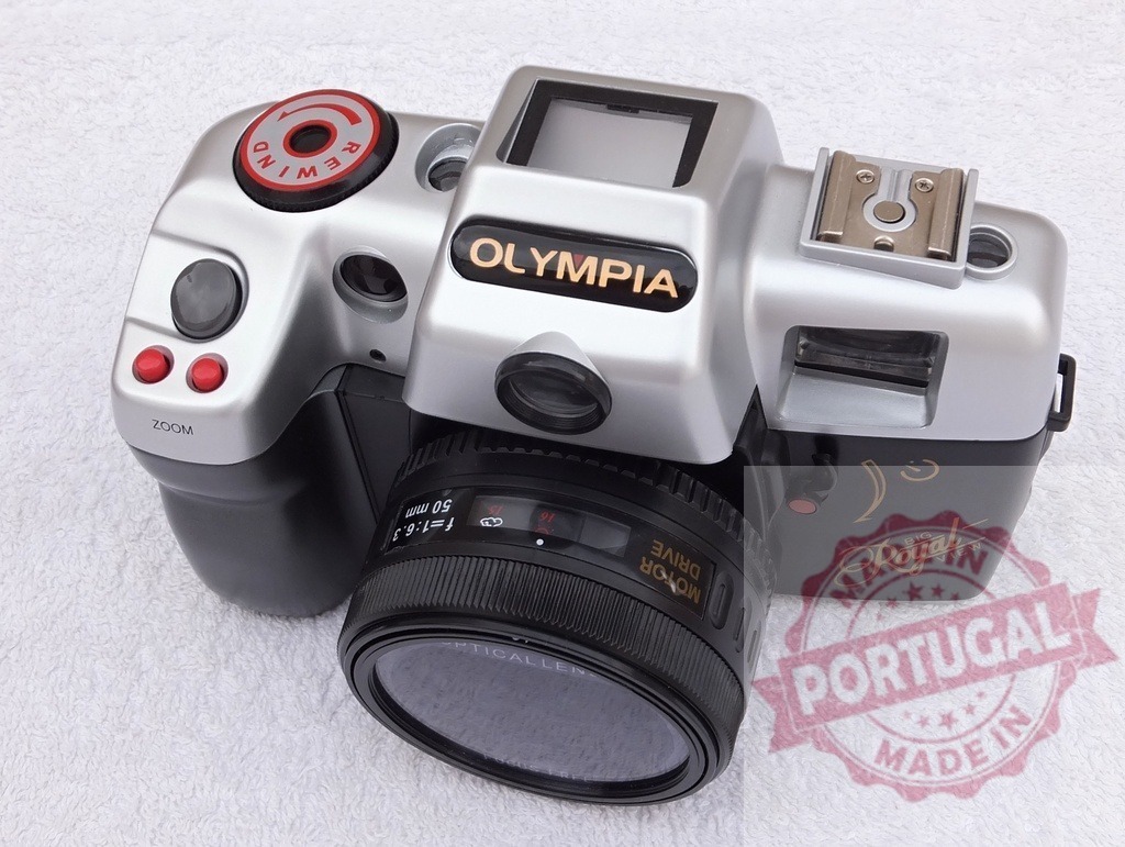 Olympia Big Royal View vintage film camera on white background | Olympia Big Royal View vintage film camera with zoom lens representing analog technology - Realisiert mit Pictrs.com