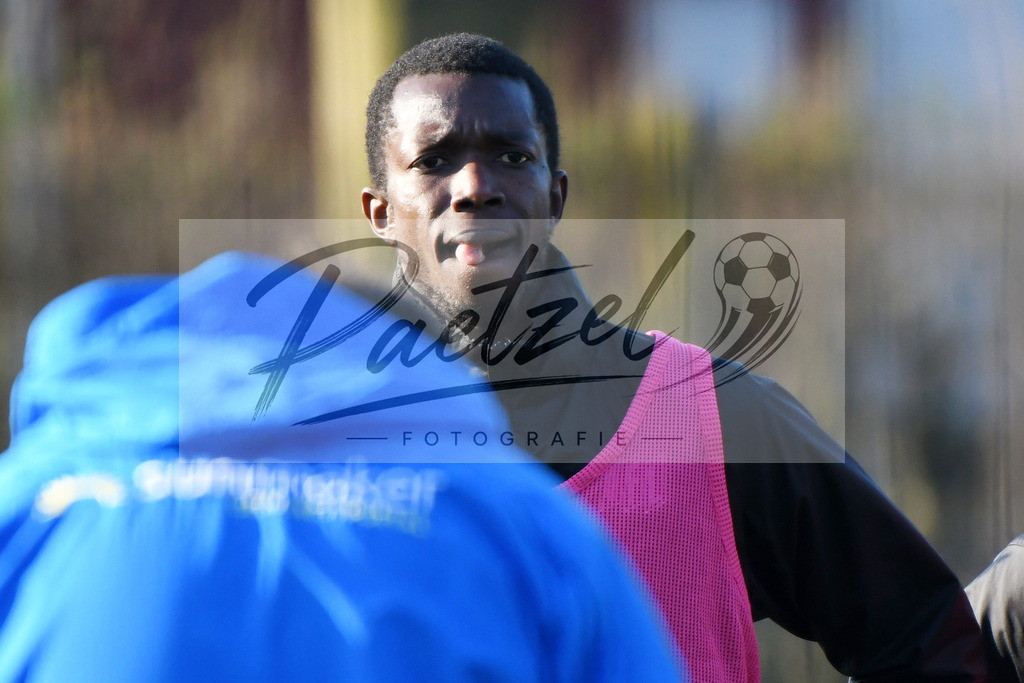 20200207_TRAOSN_0075 | Fußball, Herren: Assan Ceesay (VfL Osnabrueck) schaut waehrend der Trainingseinheit des VfL Osnabrueck im Sportpark Illoshoehe am 07.02.2020 in Osnabrueck, Deutschland. - Realisiert mit Pictrs.com