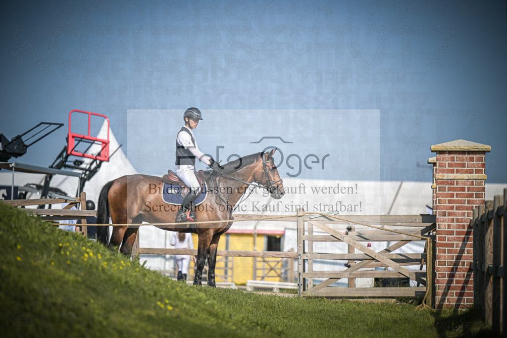 DOS_1034 | Entdecke hochwertige Reitturnierfotos von Foto Oger. Professionell, emotional und authentisch – jetzt Lieblingsmomente im Shop bestellen.Deutschlandweite Turnierfotografie. - Realisiert mit Pictrs.com