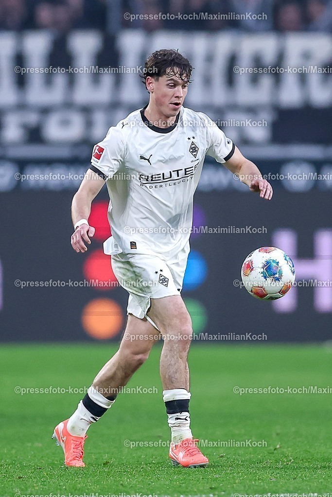 BMG13122502042 | 13.12.2025, Fußball, Borussia Mönchengladbach - VfL Wolfsburg, 1. Fußball Bundesliga, 14.Spieltag, Borussia-Park, Saison 2025 2026: Philipp Sander&nbsp;(Borussia Mönchengladbach #16)  DFB regulations prohibit any use of photographs as image sequences and or quasi-video.