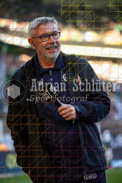19.04.2026, GER, Fussball, Herren, 1. BL, Saison 2025/2026, Borussia Mönchengladbach - 1. FSV Mainz 05 | Trainer Urs Fischer (Mainz) lächelt, lacht im Interview 