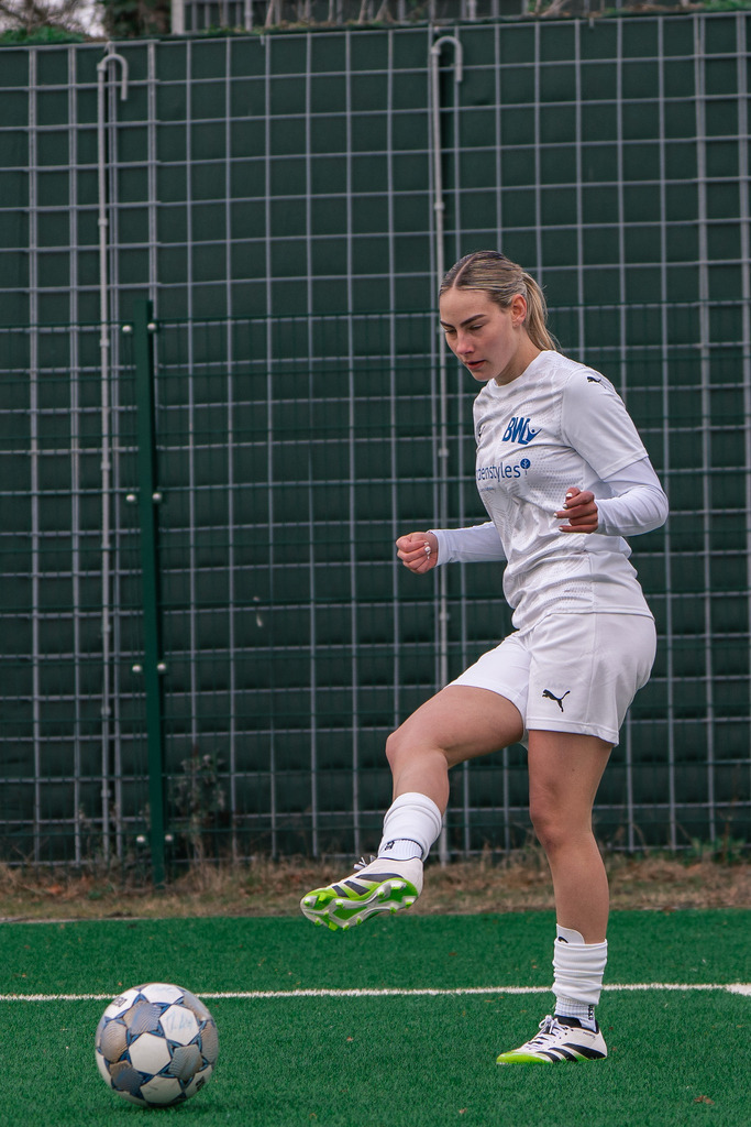 Fußball I Frauen I Saison 2025-2026 I Landesliga Weser-Ems I 13. Spieltag I BW Lohne - SV Olympia Uelsen I 9069 | jns.sportfotos - Realisiert mit Pictrs.com
