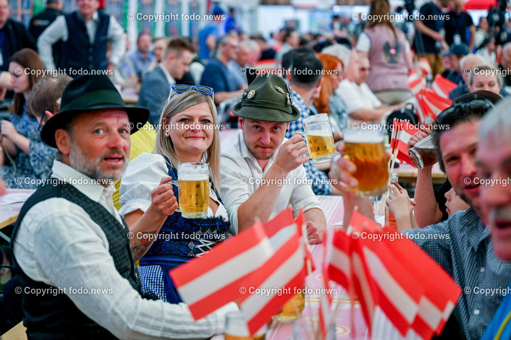 Urfahraner Jahrmarkt_ 1.Mai Kundgebung FPOE_ 01.05.2025-11 | 01.05.2025, Urfahraner Jahrmarkt, AUT, 1.Mai Kundgebung FPOE, im Bild Besucher im Bierzelt der 1.Mai Kundgebung FPOE