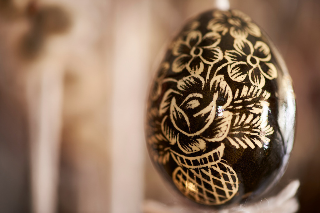 Stinatzer Ostereier kratzen | Stinatz, Austria - January 22, 2016: Von Frau Wilma Zieserl gekratzte Stinatzer Ostereier. - Realisiert mit Pictrs.com