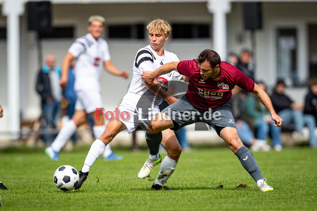 SV Polling II gegen SG Söcking/Starnberg | Fußball A-Klasse Herren Oberbayern Zugspitze Gruppe 5 7. Spieltag, SV Polling II gegen SG Söcking/Starnberg, 20240915,Duell zwischen Mujo Causevic (SG Söcking/Starnberg 6) und Lukas Fendt (SV Polling II 15),2024-09-15 in Polling (Sportplatz Polling), Mujo Causevic (SG Söcking/Starnberg 6), Lukas Fendt (SV Polling II 15)Copyright: WolfgangxLindner www.foto-lindner.de / shop.foto-lindner.de