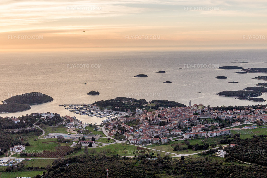 Aerial view: View of the town in Vrsar in the state Gespanschaft Istrien, Croatia. – Photo: IMG_106464.jpg taken on 04/14/2018 by Werner Riehm/FLY-FOTO.com – Resolution of the original: 5472 x 3648 px