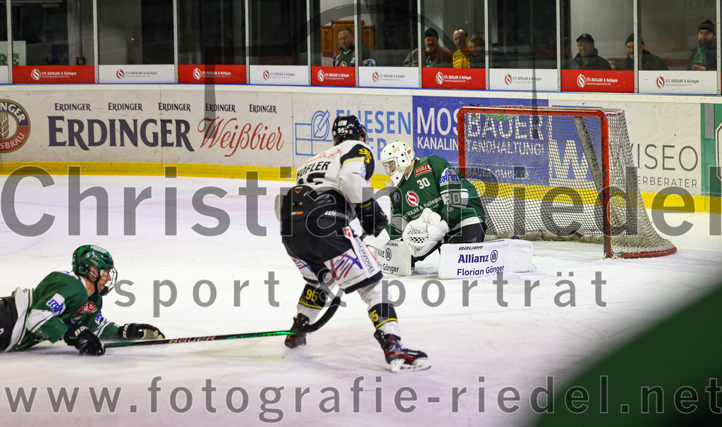 2023-11-17_017_TSV_Erding_gegen_EA_Schongau | Erding, Deutschland, 17.11.2023:
Eishockey, Bayernliga Vorrunde 2023 / 2024, 10. Spieltag, TSV Erding gegen EA Schongau, Endergebnis: 12:4

Paul Wallek (Erding Gladiators, #44), Florian Höfler (EA Schongau, #95), Torwart Patrick Mayer (Erding Gladiators, #30)

Foto: Christian Riedel / fotografie-riedel.net
