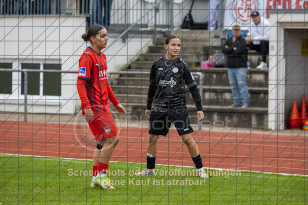 20251115_141811_0138 | #,1.FC Donzdorf (schwarz) vs. 1.FC Heidenheim (rot), Fussball, EnBW-Oberliga B -Juniorinnen, 10. Spieltag, Saison 2025/2026, Rasenplatz, Lautertal Stadion, Süßener Straße 16, 73072 Donzdorf, 15.11.2025 - 14:00 Uhr,Foto: PhotoPeet-Sportfotografie/Peter Harich