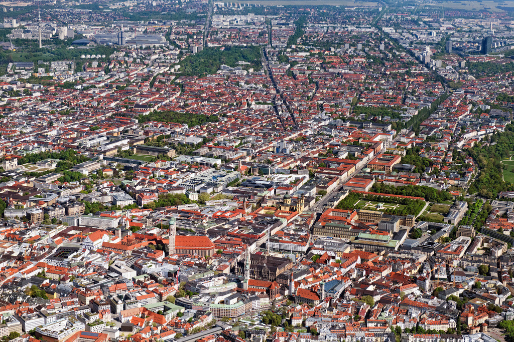 dr__0062936.jpg | MüNCHEN 29.04.2025 Stadtzentrum im Innenstadtbereich an der Marienplatz, Burgstraße im Ortsteil Altstadt in München im Bundesland Bayern, Deutschland. Weiterführende Informationen bei: Landeshauptstadt München. // The city center in the downtown area on street Marienplatz, Burgstrasse in the district Altstadt in Munich in the state Bavaria, Germany. Further information at: Landeshauptstadt Muenchen. Foto: Daniel Reiter