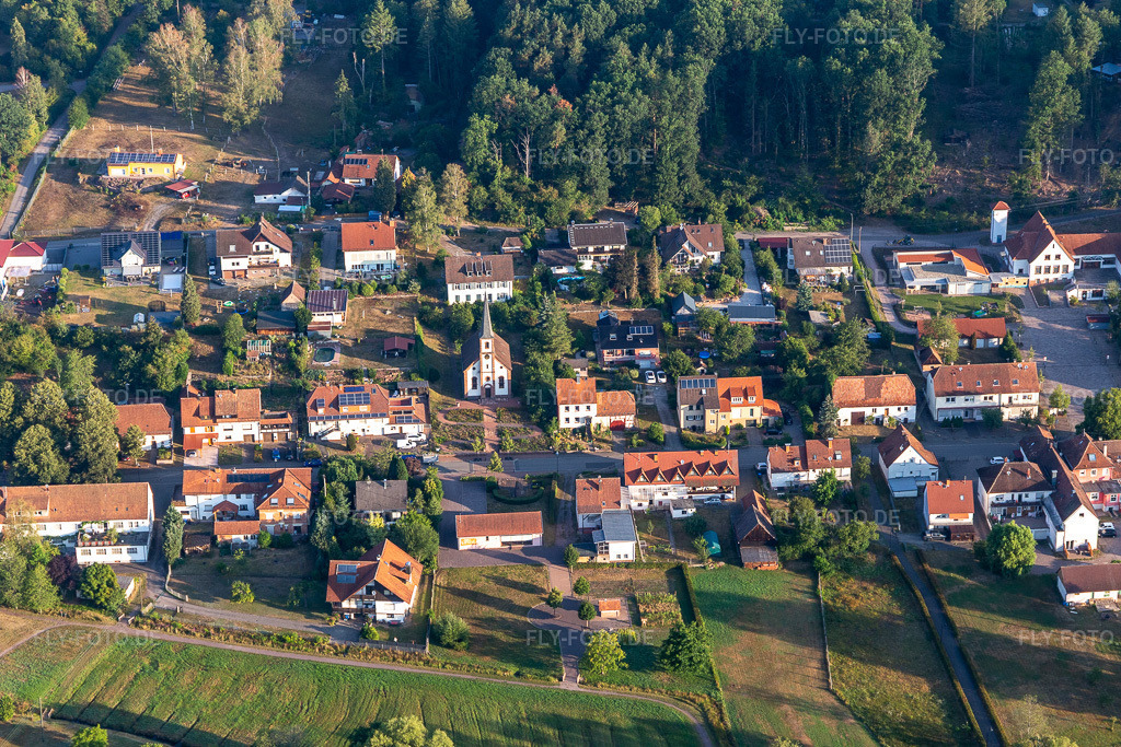 Luftbild: Protestantische Kirche Ludwigswinke in Ludwigswinkel im Bundesland Rheinland-Pfalz in Deutschland. Foto: IMG_121975.jpg vom 08.08.2020 durch Werner Riehm/FLY-FOTO.de