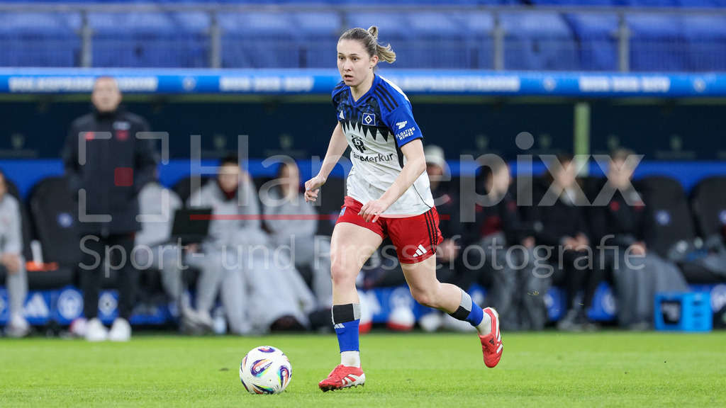 Fussball, Google Pixel Frauen-Bundesliga, Hamburger SV - Bayer 04 Leverkusen | Maria Mikolajova (Hamburger SV, HSV, 27) am Ball, Freisteller, Einzelbild, Ganzkörper, Aktion, Action, Spielszene, DIE DFB-RICHTLINIEN UNTERSAGEN JEGLICHE NUTZUNG VON FOTOS ALS SEQUENZBILDER UND/ODER VIDEOÄHNLICHE FOTOSTRECKEN. DFB REGULATIONS PROHIBIT ANY USE OF PHOTOGRAPHS AS IMAGE SEQUENCES AND/OR QUASI-VIDEO.
