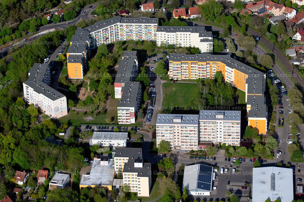 4026002 | ERFURT 06.05.2020 Hochhäuser im Wohngebiet einer industriell gefertigten Plattenbau- Siedlung am Holunderweg in Erfurt im Bundesland Thüringen. // Skyscrapers in the residential area of industrially manufactured settlement at Holunderway in Erfurt in the state Thuringia. Foto: Gerhard Launer
