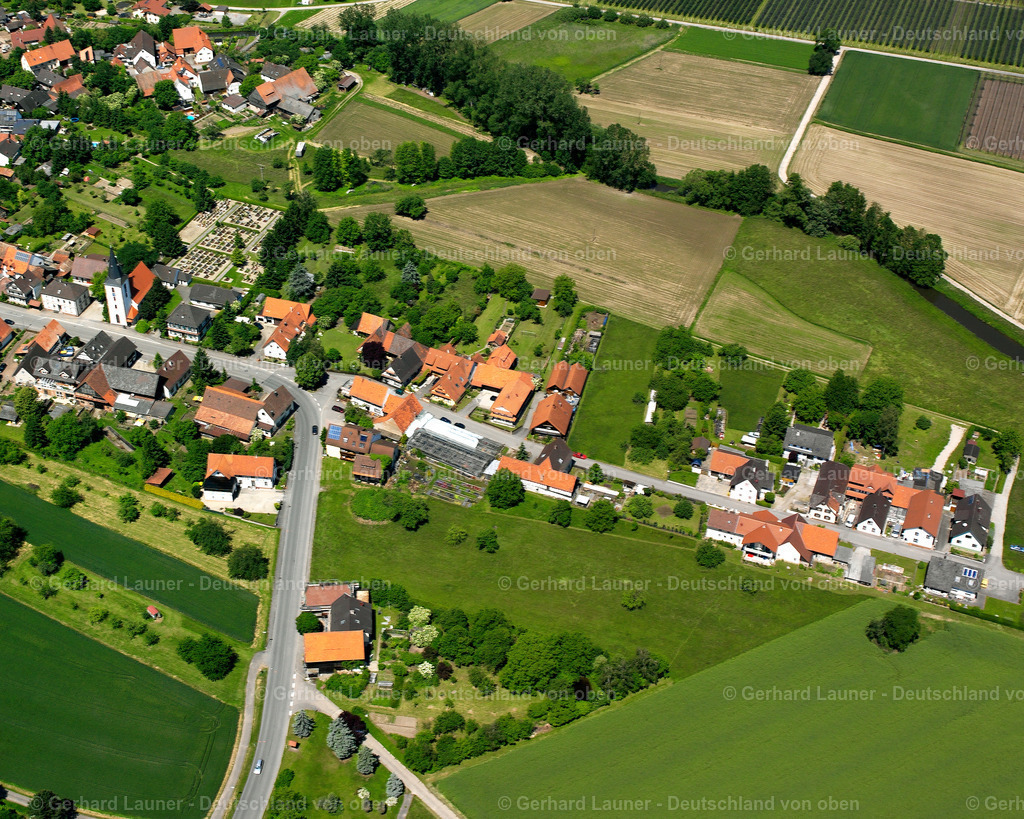 2626179 | DIERSHEIM 09.06.2006 Landwirtschaftliche Nutzflächen und Feldgrenzen  umsäumen das Siedlungsgebiet des Dorfes in Diersheim im Bundesland Baden-Württemberg, Deutschland // Agricultural land and field boundaries surround the settlement area of the village  in Diersheim in the state Baden-Wuerttemberg, Germany Foto: Gerhard Launer