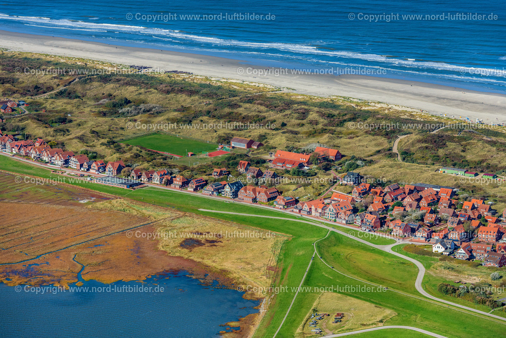 Juist_Ortsansicht_ELS_5720091022 | JUIST 09.10.2022 Ortsansicht der Straßen und Häuser der Wohngebiete in Juist im Bundesland Niedersachsen, Deutschland. // Town View of the streets and houses of the residential areas in Juist in the state Lower Saxony, Germany. Foto: Martin Elsen