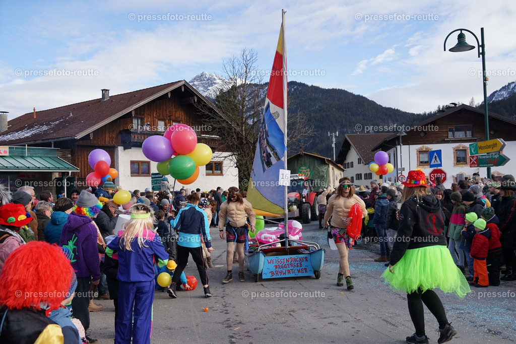news-2023-Feb11-Fasching-Weissenbach-DSC01877 | Info aus dem Bezirk Reutte/Ausserfern Tirol sowie eine umfangreiche Bilddatenbank über die gesamte Region: Lechtal, Talkessel Reutte, Tannheimertal, Zwischentoren. Lech, Plansee, Zugspitze, Grenztunnel, B179, Fernpassstraße, Verkehr, Lawinen, Tradition, - Realisiert mit Pictrs.com