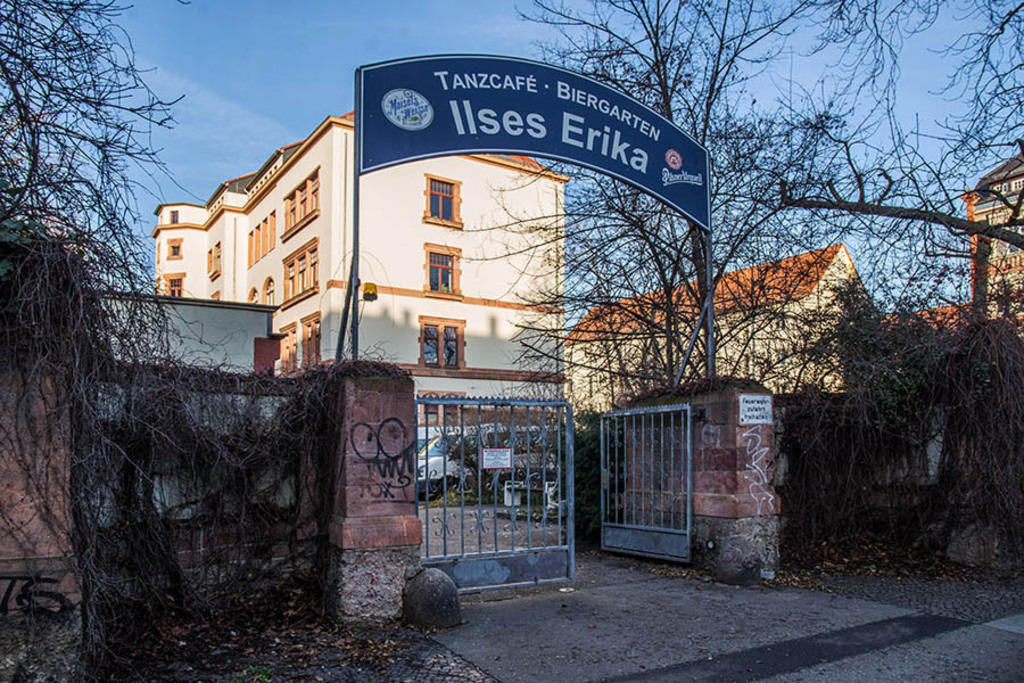 Connewitz - Ilses Erika - Tanzcafé und Biergarten | Entdecke über 20 Kategorien Leipzig-Motive: Foto-Downloads, hochwertige Poster, Leinwand- & Fine-Art-Prints. Jetzt Lieblingsfoto im Bildlexikon Leipzig Shop bestellen!