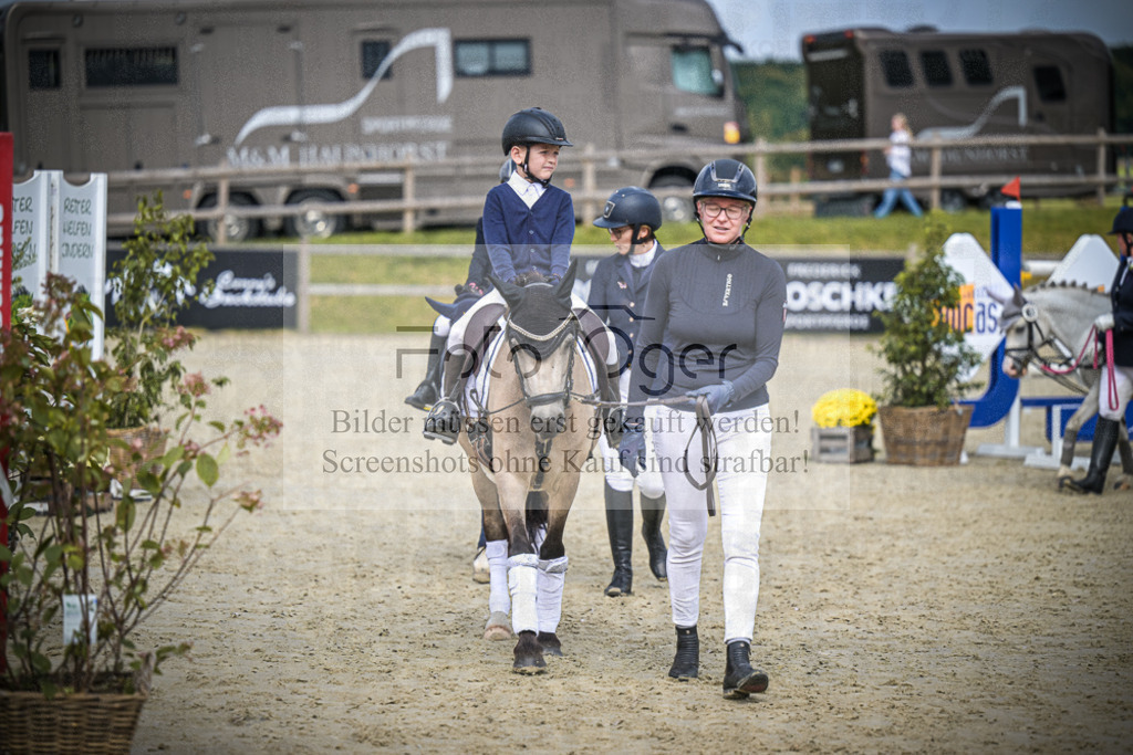 DOS_0080 | Entdecke hochwertige Reitturnierfotos von Foto Oger. Professionell, emotional und authentisch – jetzt Lieblingsmomente im Shop bestellen.Deutschlandweite Turnierfotografie. - Realisiert mit Pictrs.com