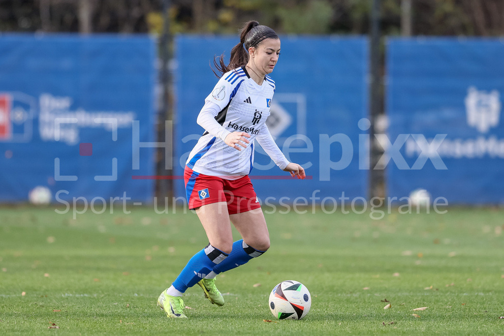 Fussball, DFB-Pokal Frauen, Hamburger SV - FC Carl Zeiss Jena | v.li.: Vildan Kardesler (Hamburger SV, 7) am Ball, Freisteller, Einzelbild, Ganzkörper, Aktion, Action, Spielszene, DIE DFB-RICHTLINIEN UNTERSAGEN JEGLICHE NUTZUNG VON FOTOS ALS SEQUENZBILDER UND/ODER VIDEOÄHNLICHE FOTOSTRECKEN. DFB REGULATIONS PROHIBIT ANY USE OF PHOTOGRAPHS AS IMAGE SEQUENCES AND/OR QUASI-VIDEO.