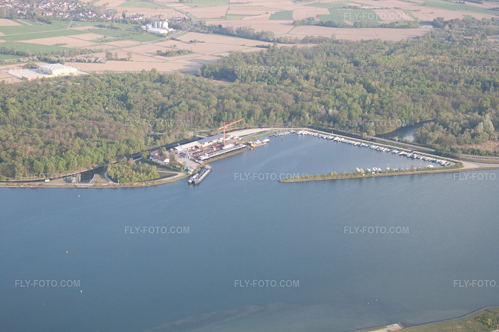 Aerial view: View of the town in Gambsheim in the state Bas-Rhin, France.Photo: IMG_39553.jpg taken on 04/14/2011 by Werner Riehm/FLY-FOTO.comResolution of the original: 4752 x 3168 px