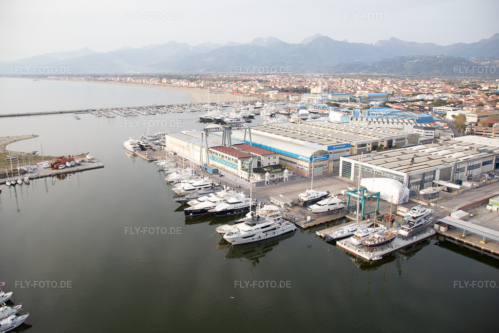 Luftbild: Ortsansicht in Viareggio im Bundesland Lucca in Italien. Foto: IMG_086999.jpg vom 03.04.2016 durch Werner Riehm/FLY-FOTO.de
