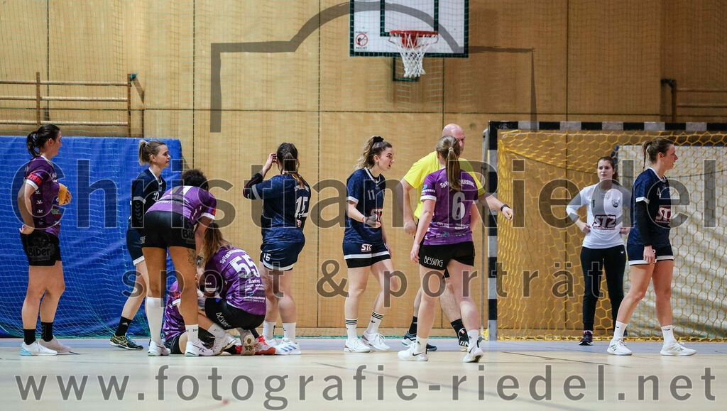 2024-02-03_080_SpVgg_Altenerding_gegen_SpVgg_Erdweg | Erding, Deutschland, 03.02.2024:
Handball, Bezirksoberliga Frauen Altbayern 2023 / 2024, 13. Spieltag, SpVgg Altenerding gegen SpVgg Erdweg, Endergebnis: 25:21

Janina Konrad (SpVgg Altenerding, #2), Nikayla Alston (SpVgg Altenerding, #11), Julia Kranich (SpVgg Altenerding, #9), Verena Bauer (SpVgg Altenerding, #55), Christina Märkl (SpVgg Erdweg, #15), Gesine Buchner (SpVgg Erdweg, #11), Marlene Mittermeier (SpVgg Altenerding, #6), Torfrau Eva Güthner (SpVgg Erdweg, #1), Anna-Katharina Luca (SpVgg Erdweg, #4)

Foto: Christian Riedel / fotografie-riedel.net