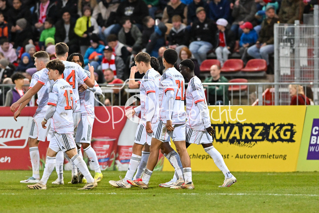 FC Würzburger Kickers - FC Bayern Amateure | WÜRZBURG, DEUTSCHLAND - 10. APRIL: Jubel der Bayern nach dem Treffer zum 0-1 durch Mudaser SADAT (FC Bayern München II 7) während dem Match zwischen dem FC Würzburger Kickers und den Amateuren des FC Bayern München am 28. Spieltag der Regionalliga Bayern in der AKON Arena / Tor / Torschuetze / Freude / Happy