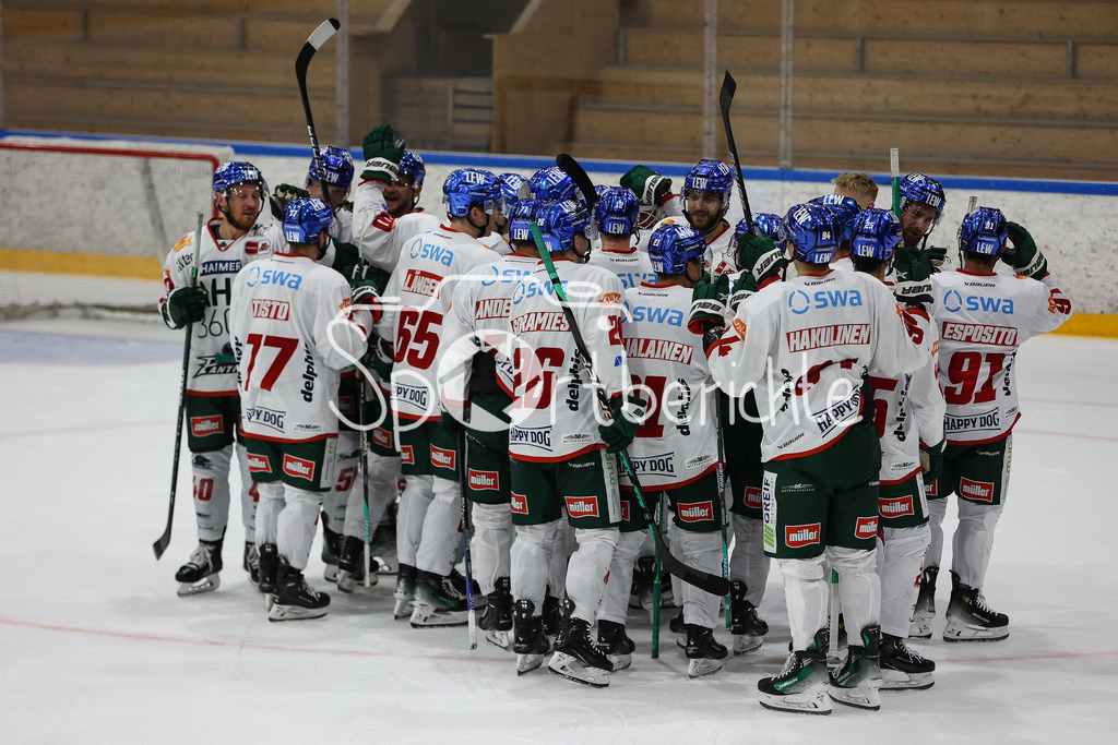 SC Langnau Tigers - Augsburger Panther | Freude der Panther nach dem Sieg gegen Langnau im Penaltyschiessen