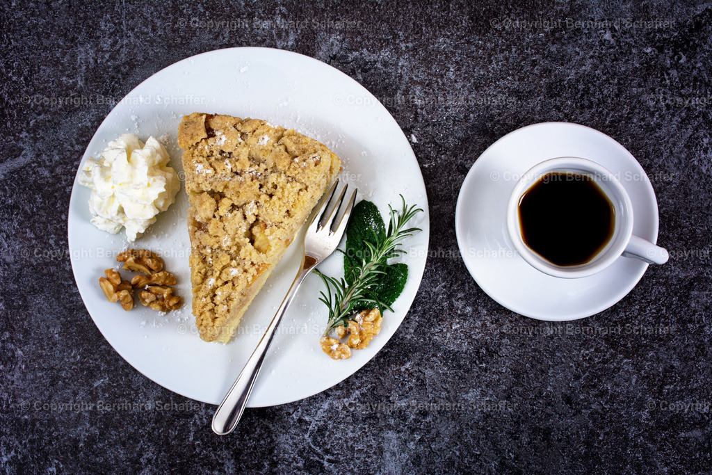Kaffee und Kuchen | Ein Kuchen auf einem Teller mit Sahne und eine Tasse Kaffee. - Realisiert mit Pictrs.com
