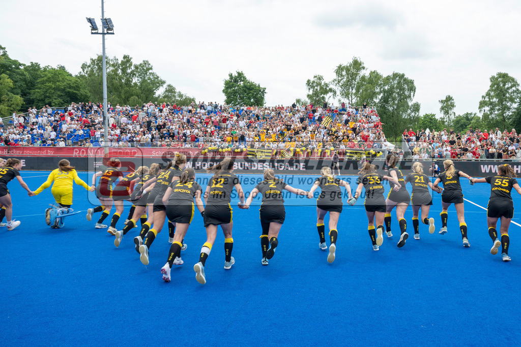 Final4_20250601-1301-Z82_9107 | Krefeld, Deutschland, 01.06.2025:  Feldhockey Final4 2025 – „Deutsche Feldhockey-Meisterschaften 2025“ Harvestehuder HTC - Düsseldorfer HC (Finale Damen) im Gerd-Wellen-Hockeyanlage am 01.06.2025 in Krefeld, Deutschland. (Foto von Kramhöller/Fehrmann/Kaste)Krefeld, Germany, 01.06.2025: Feldhockey Final4 2025 – „Deutsche Feldhockey-Meisterschaften 2025“ Harvestehuder HTC - Düsseldorfer HC (Finale Damen) in Gerd-Wellen-Hockeyanlage at 01.06.2025 in Krefeld, Deutschland. (Foto from Kramhöller/Fehrmann/Kaste)