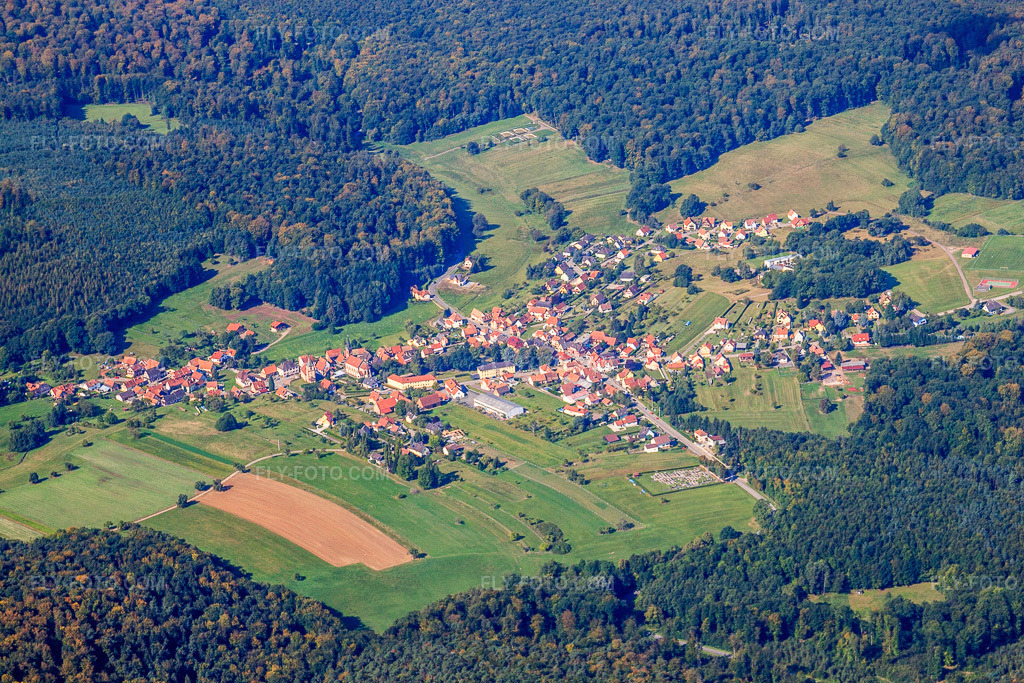 Aerial view: View of the town from the east in Climbach in the state Bas-Rhin, France. – Photo: IMG_21017.jpg taken on 09/06/2009 by Werner Riehm/FLY-FOTO.com – Resolution of the original: 4752 x 3168 px