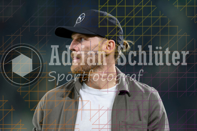 Borussia Mönchengladbach vs Karlsruher SC - DFB-Pokal 2. Runde | Mönchengladbach, Deutschland, 28.10.25:   Trainer Eugen Polanski (Borussia Mönchengladbach) schaut waehrend des Spiels der DFB-Pokal 2. Runde zwischen Borussia Mönchengladbach vs Karlsruher SC im Stadion im Borussia Park(Foto von Brauer-Fotoagentur / Adrian Schlueter)