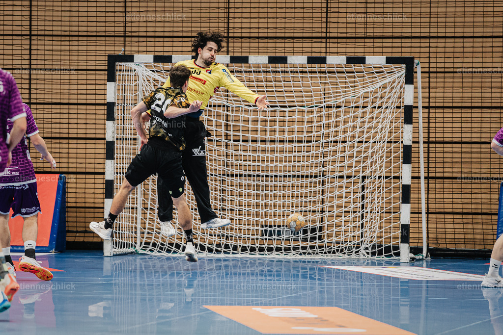 HC Elbflorenz 2006 - TV 05/07 Hüttenberg, 2. Handball-Bundesliga, 6. Spieltag | Im Bild: Yahav Shamir (55, Hüttenberg) im Tor, will den Ball von Dominik Skopár (20, Dresden) halten04.10.2026, HC Elbflorenz 2006 - TV 05/07 Hüttenberg, 2. Handball-Bundesliga, 6. Spieltag, Deutschland, Dresden, BallsportArena Dresden