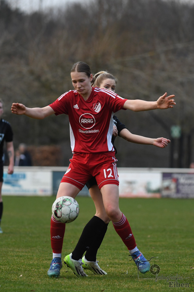 SG am Meer-SpVG Aurich U20 | Bezirksliga Frauen Nord; SG am Meer (schwarz)-SpVG Aurich U20 (rot) am 23.03.2025; in Gristede (Fehrenkampstr. 2a), Photo: Philip Eiben 2025 - Realisiert mit Pictrs.com