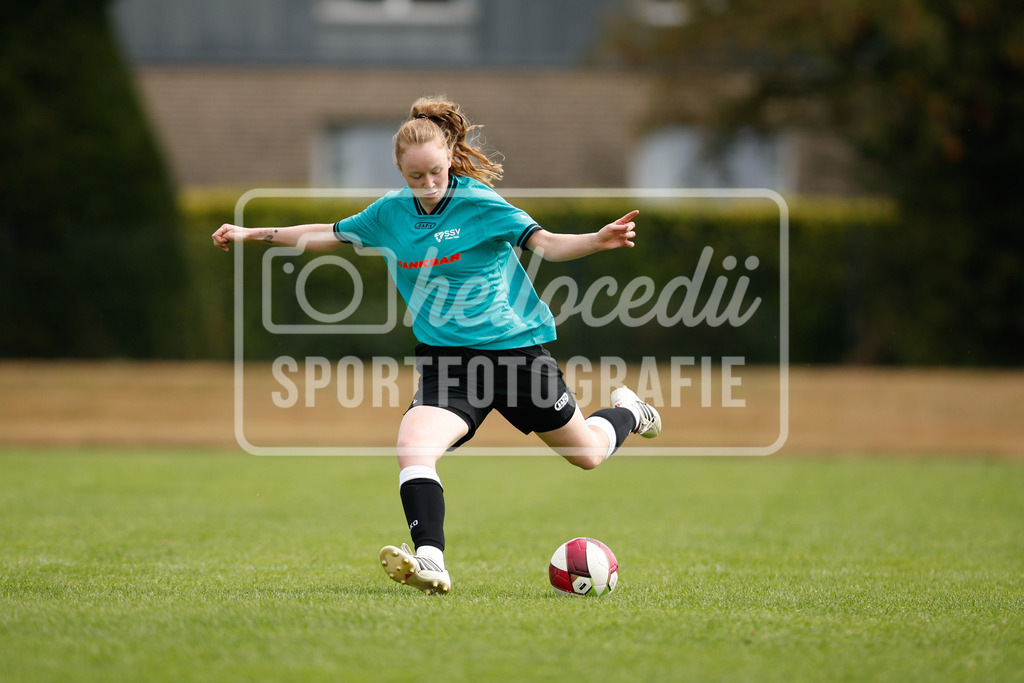 Fußball I Frauen I Westfalenpokal 26-27 I DJK GW Amelsbüren - SSV Rhade  I 18722 | Antonia Heilker (2, SSV Rhade) schießt den Ball - Realisiert mit Pictrs.com