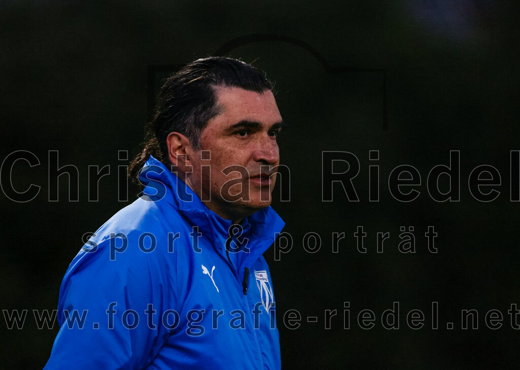 2023-08-01_031_FC_Finsing_gegen_SpVgg_Altenerding | Finsing, Deutschland, 01.08.2023:
Fußball, TOTO Pokal 2023 / 2024, 1. Spieltag, FC Finsing gegen SpVgg Altenerding, Endergebnis: 0:5

Trainer Pedro Flores-Locke (SpVgg Altenerding)

Foto: Christian Riedel / fotografie-riedel.net